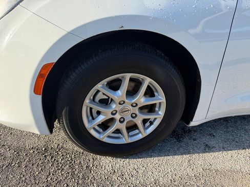 Certified 2023 Chrysler Voyager LX FWD image 9