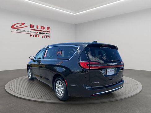 Used 2023 Chrysler Pacifica Touring-L FWD image 7