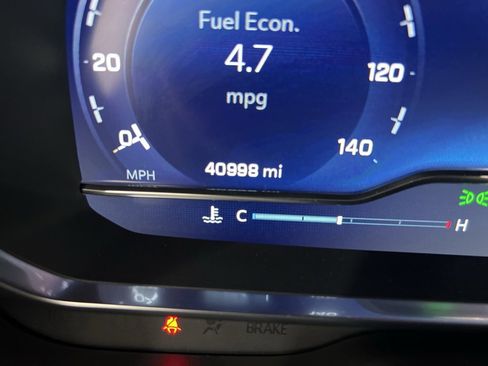 Used 2024 Chevrolet Suburban Premier image 11