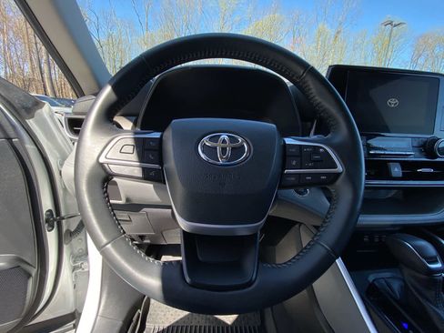 Used 2023 Toyota Highlander LE AWD/4WD image 25