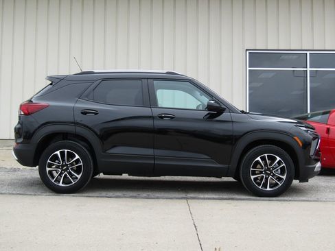 Used 2025 Chevrolet TrailBlazer LT AWD/4WD image 2