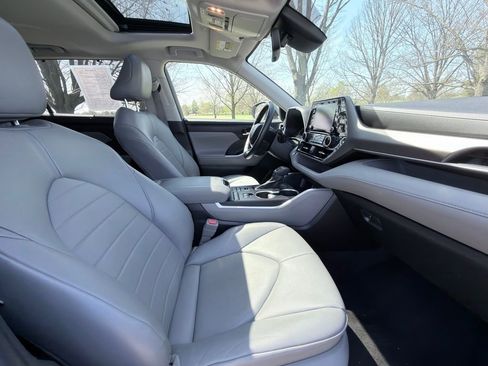Used 2022 Toyota Highlander XLE image 30