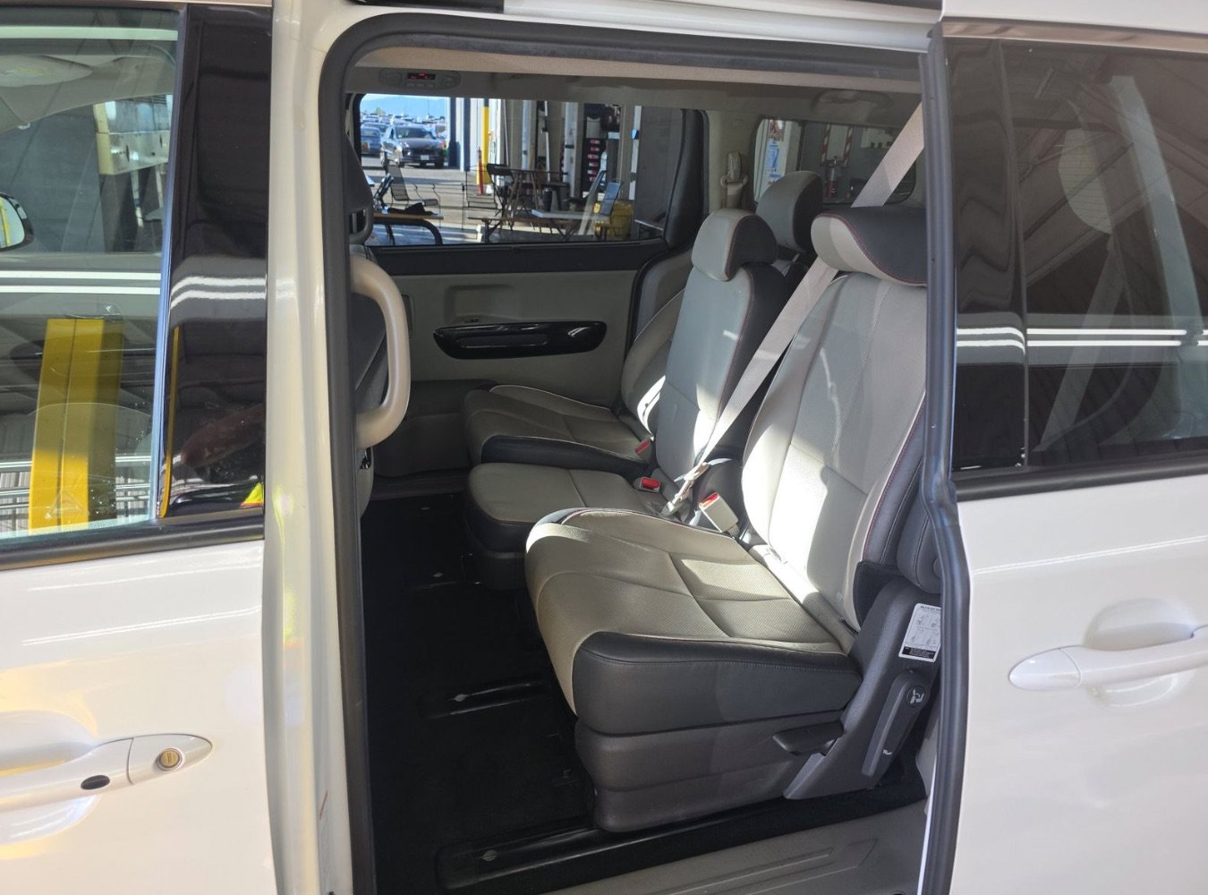 Used 2018 Kia Sedona EX FWD image 8