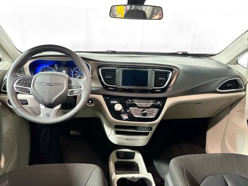 Used 2022 Chrysler Voyager LX FWD image 12
