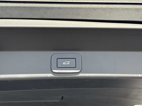 Used 2025 Land Rover Range Rover Sport S image 12