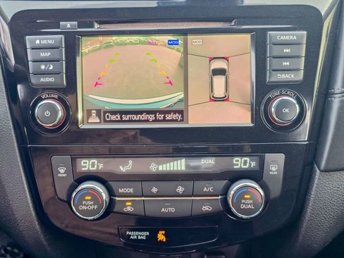 Used 2018 Nissan Rogue SL w/ Premium Package image 44