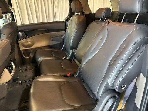 Used 2026 Kia Carnival LXS FWD image 17