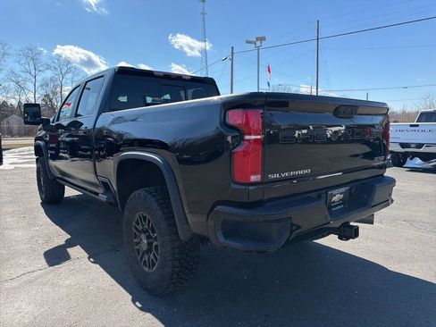 Used 2024 Chevrolet Silverado 2500 ZR2 w/ Technology Package AWD/4WD image 3