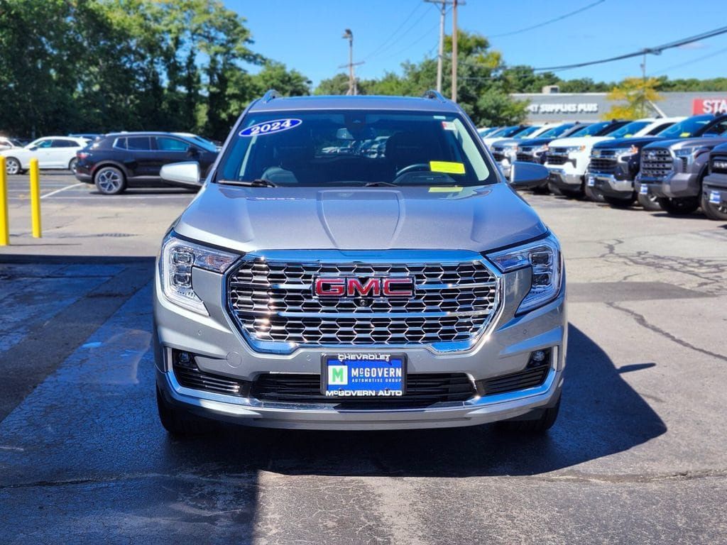 Used 2024 GMC Terrain Denali w/ Denali Premium Package AWD/4WD image 8