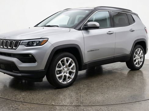 Used 2025 Jeep Compass Limited image 3