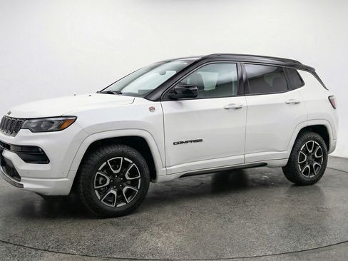 Used 2025 Jeep Compass Trailhawk image 3