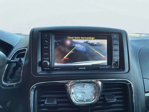Used 2016 Chrysler Town & Country Touring image 13