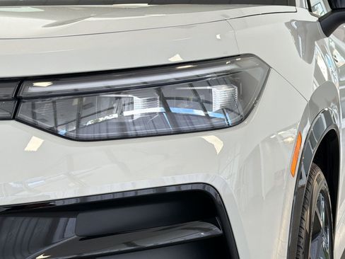 New 2026 Volkswagen Tiguan SE R-Line FWD image 11