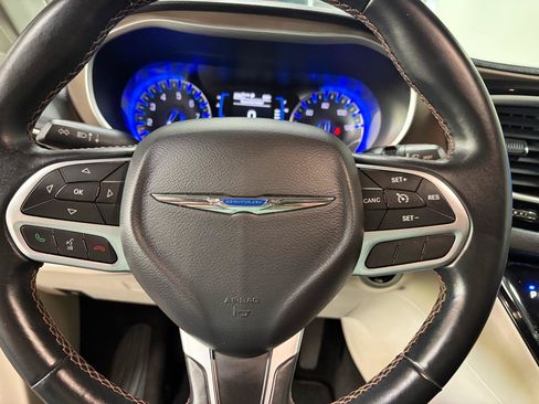 Used 2017 Chrysler Pacifica Touring-L FWD image 28