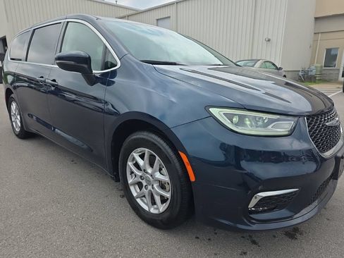 Used 2023 Chrysler Pacifica Touring-L FWD image 3