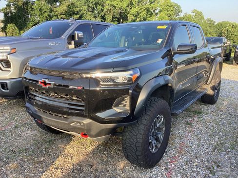 Used 2025 Chevrolet Colorado ZR2 w/ Technology Package AWD/4WD image 2