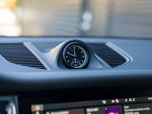 Certified 2025 Porsche Macan image 11