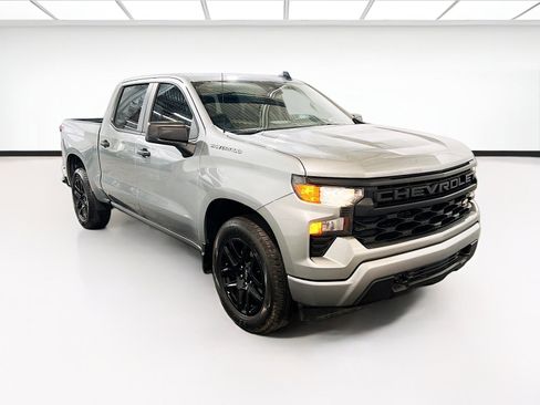 Used 2025 Chevrolet Silverado 1500 Custom RWD image 3