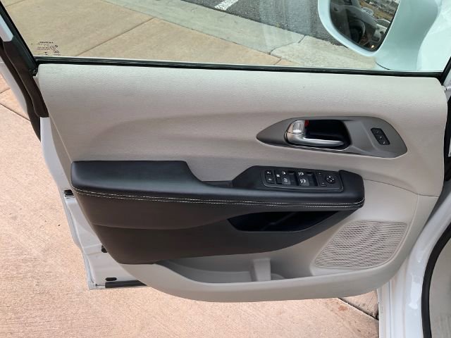 Used 2021 Chrysler Pacifica Touring-L FWD image 13