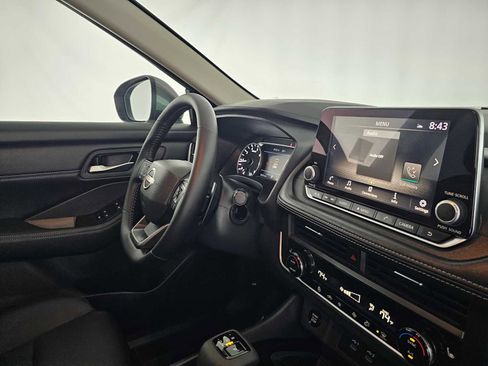 Used 2025 Nissan Rogue SV w/ SV Premium Package image 11