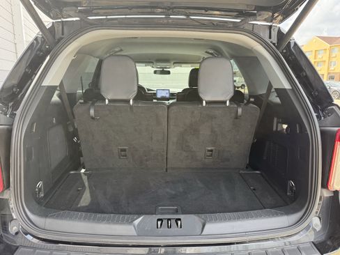 Used 2024 Ford Explorer XLT w/ Equipment Group 202A AWD/4WD image 10