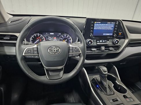 Used 2022 Toyota Highlander XLE image 15