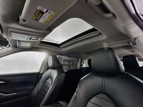 Used 2021 Toyota Highlander XLE AWD/4WD image 26