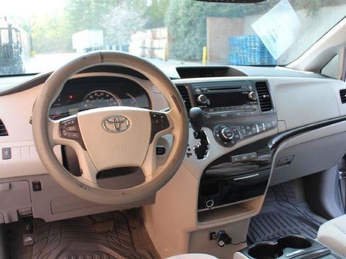 Used 2013 Toyota Sienna LE FWD image 16