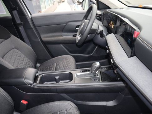 Certified 2025 Nissan Kicks SV image 26