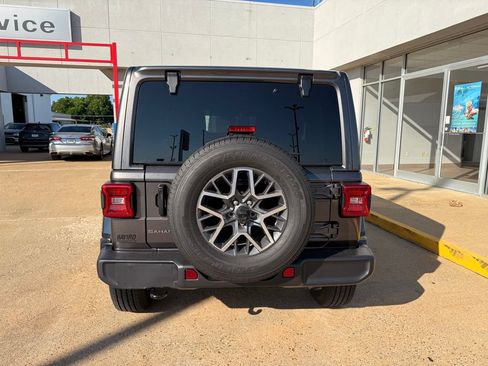 Used 2025 Jeep Wrangler Unlimited Sahara AWD/4WD image 13