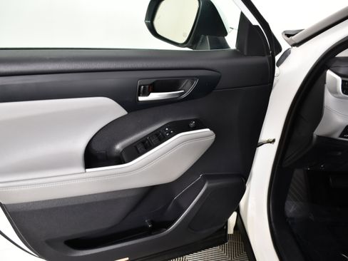 Used 2021 Toyota Highlander XLE image 37