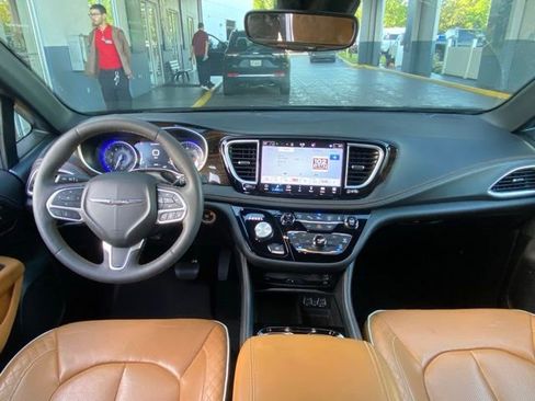 Used 2023 Chrysler Pacifica Pinnacle AWD/4WD image 18