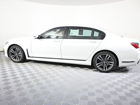 Used 2022 BMW 740i xDrive w/ M Sport Package AWD/4WD image 3