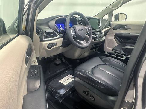 Used 2022 Chrysler Pacifica Touring-L FWD image 18