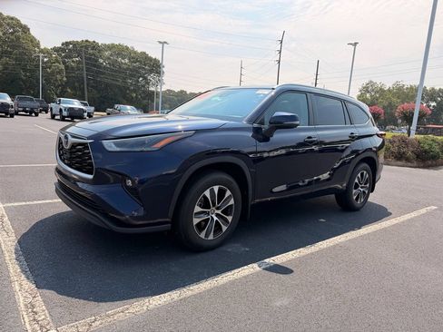 Used 2024 Toyota Highlander XLE FWD image 3