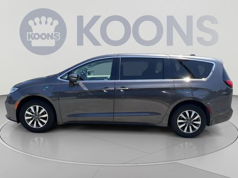 Used 2023 Chrysler Pacifica Touring-L FWD image 2