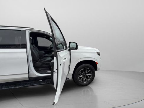 Used 2022 Chevrolet Tahoe Z71 w/ Luxury Package AWD/4WD image 9