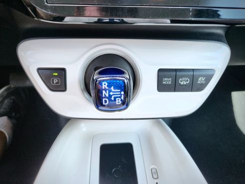 Used 2017 Toyota Prius Prime Advanced w/ Carpet Mat Package FWD image 33