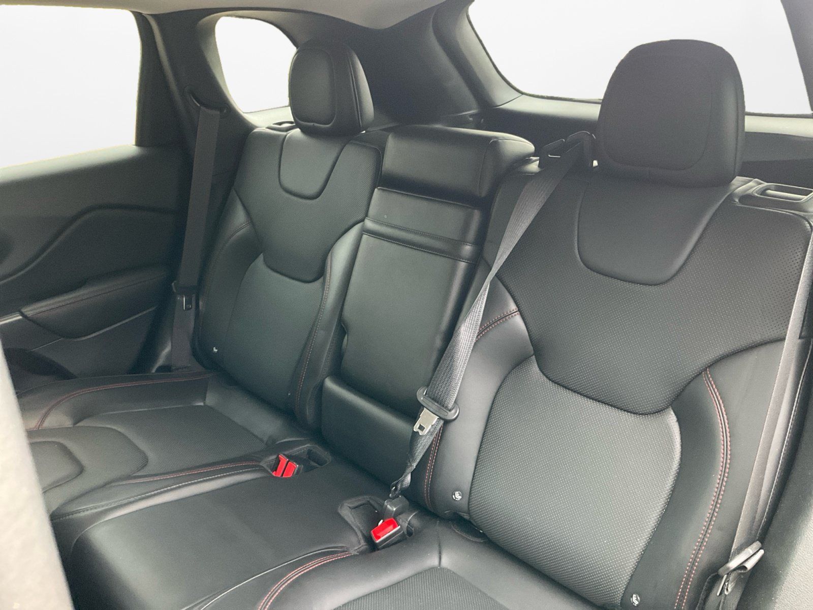 Used 2019 Jeep Cherokee Trailhawk AWD/4WD image 15