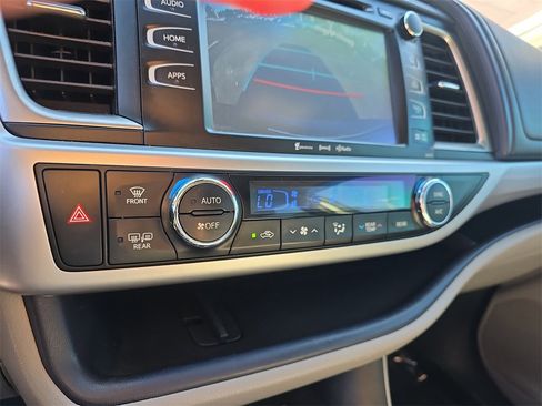 Used 2017 Toyota Highlander XLE image 25