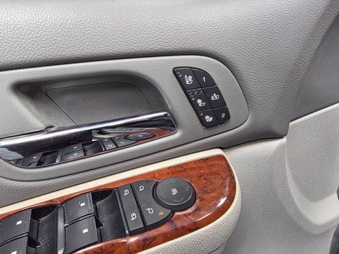 Used 2011 Chevrolet Avalanche LTZ image 17