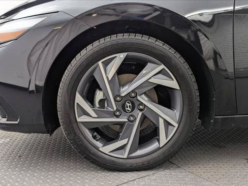 Used 2025 Hyundai Elantra SEL FWD image 29