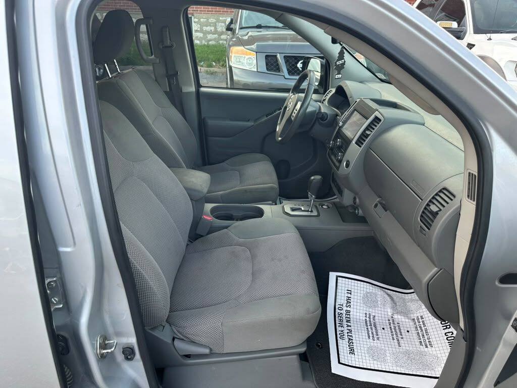 Used 2020 Nissan Frontier SV w/ Midnight Edition Floor Mats RWD image 12