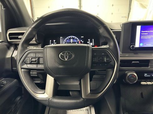 Used 2025 Toyota 4Runner SR5 AWD/4WD image 18