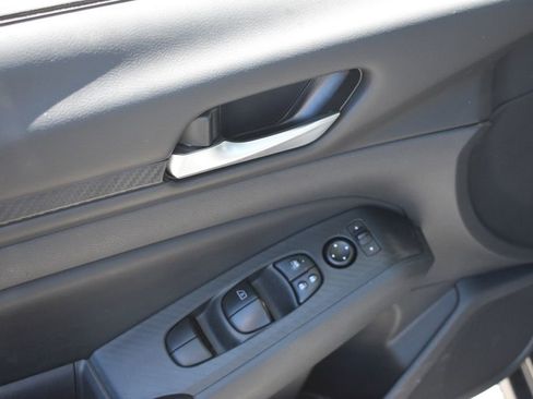 Used 2025 Nissan Altima 2.5 SV FWD image 12