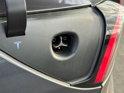 Used 2023 Tesla Model 3 Standard Range image 9