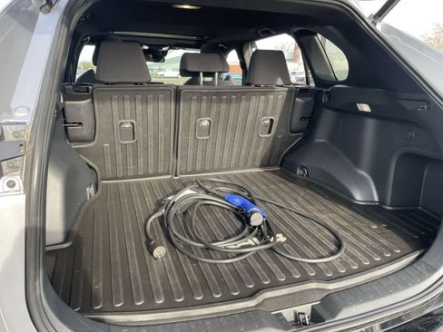 Used 2023 Toyota RAV4 SE image 17