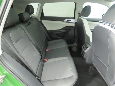 Certified 2025 Volkswagen Taos SE w/ Panoramic Sunroof Package image 20