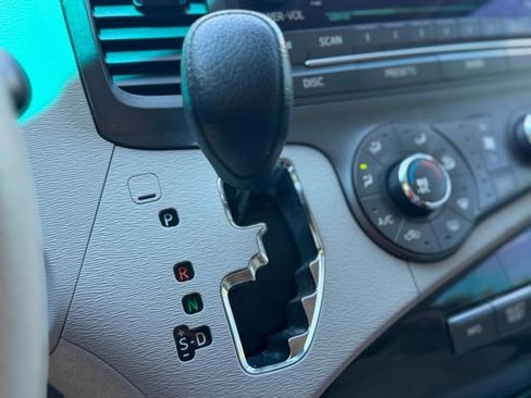 Used 2012 Toyota Sienna LE FWD image 26