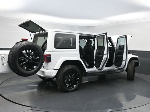 Used 2022 Jeep Wrangler Unlimited Sahara AWD/4WD image 39